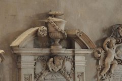 broken-pediment-memorial-to-Janes-Hardres-died-1675-4630266073